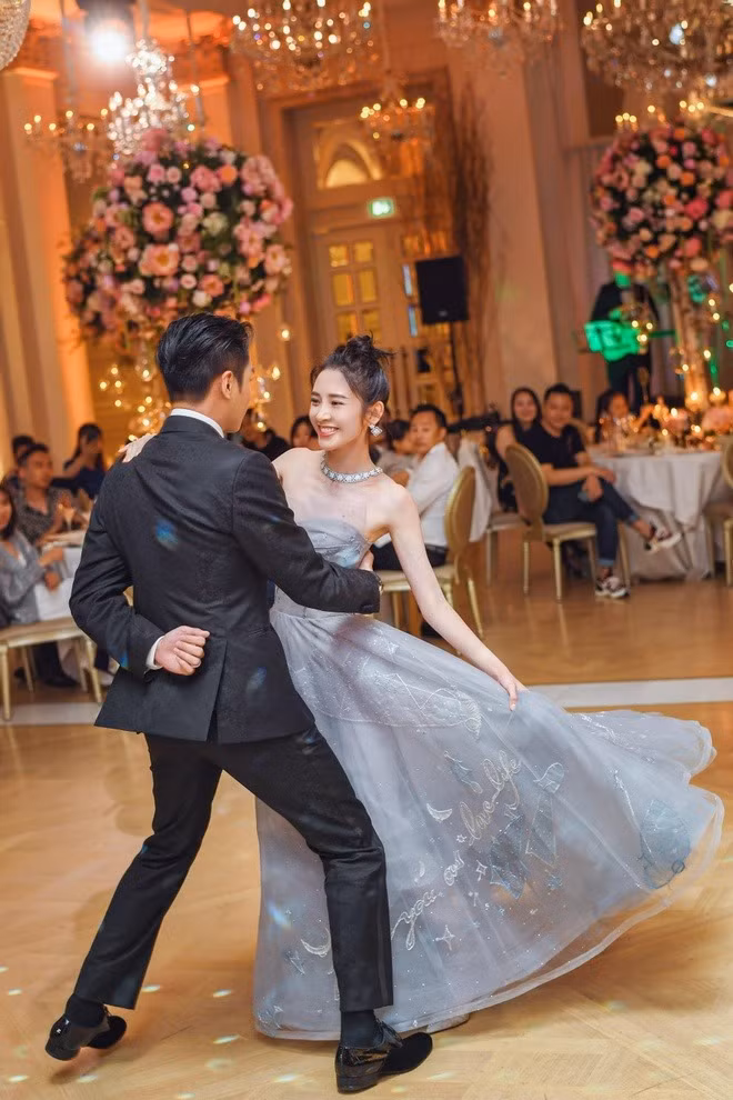 Chuyện tình của hai người luôn được khen là ngọt ngào, lãng mạn nhất nhì C-Biz. Chuyện tình của hai người luôn được khen là ngọt ngào, lãng mạn nhất nhì C-Biz.