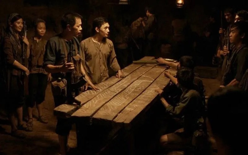 Phần lớn câu chuyện diễn ra dưới đường hầm tối tăm, chật chội.