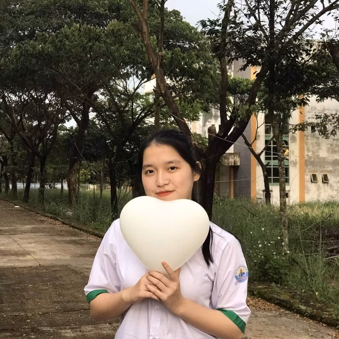 Bạn Trang Đinh, học sinh trường THPT chuyên Nguyễn Chí Thanh. Bạn Trang Đinh, học sinh trường THPT chuyên Nguyễn Chí Thanh.