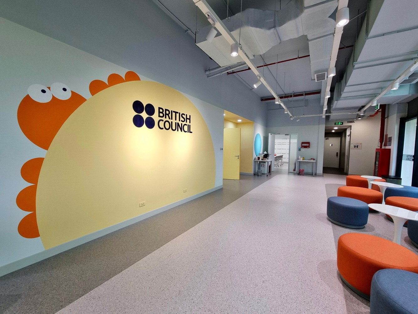 Trung tâm mới của Hội đồng Anh tại TTTM Faifo Lane có 8 phòng học với thiết kế thân thiện và hiện đại, tuân thủ chuẩn quốc tế.