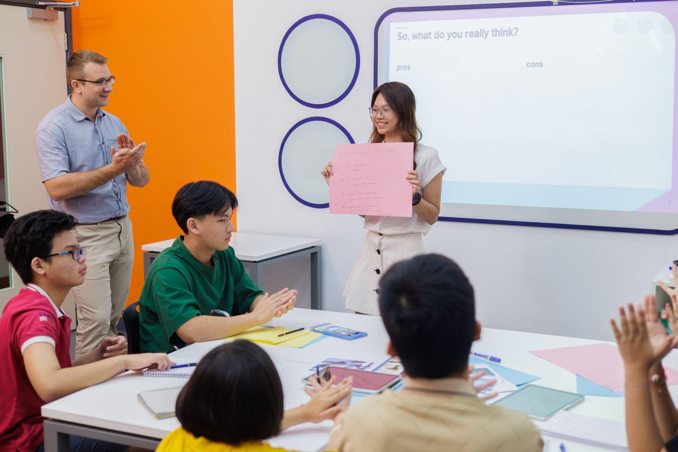 Học tập tại Hội đồng Anh, học viên được trở thành một phiên bản tốt hơn của chính mình thông qua những kiến thức, kỹ năng và mối quan hệ mới thật chất lượng.