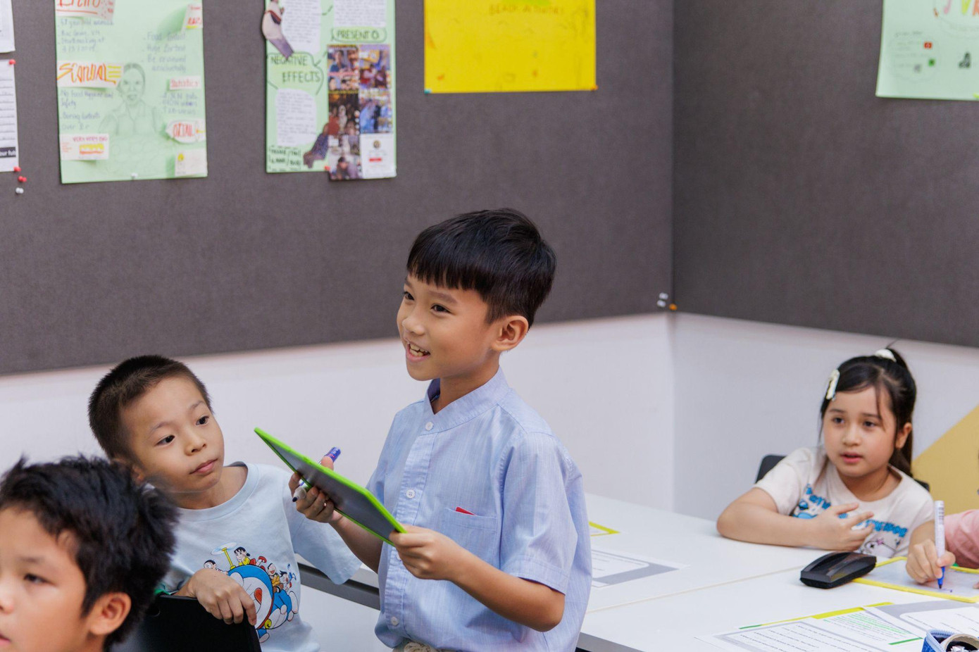 Chính sách bảo vệ an toàn đảm bảo rằng mọi hoạt động tại trung tâm đều tuân thủ các tiêu chuẩn và quy định về bảo vệ trẻ em.