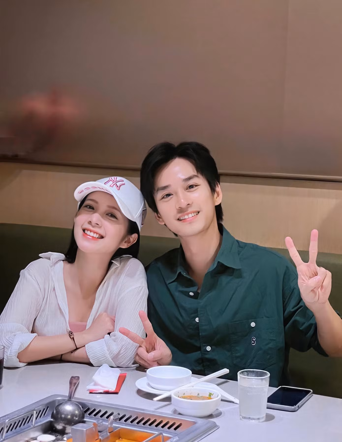 Hai người còn đi ăn cùng nhau.