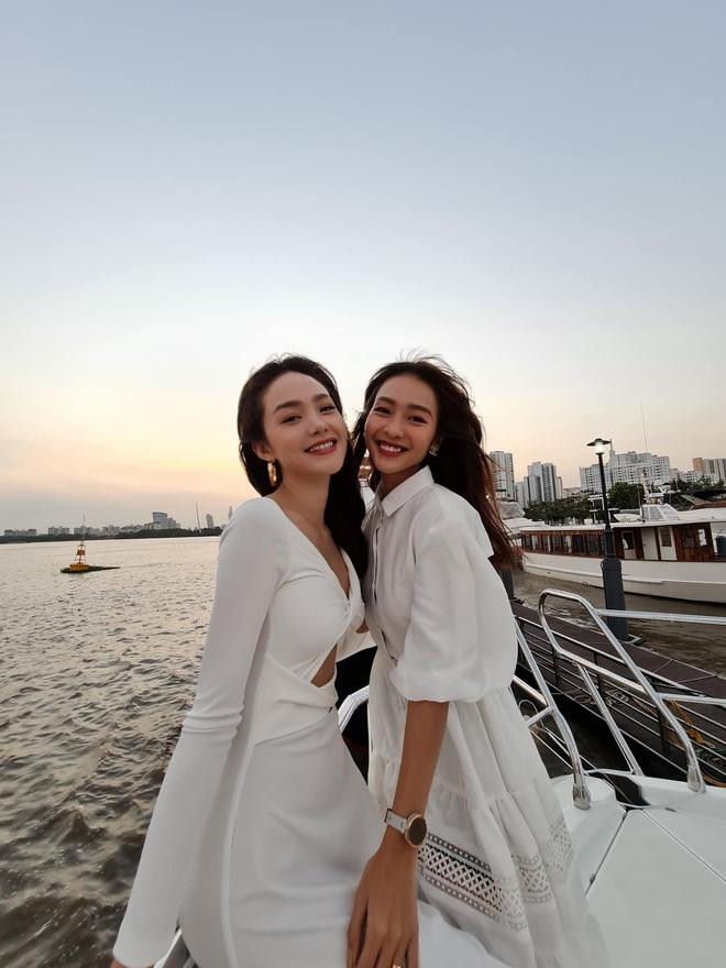 Việc hai nữ diễn viên ít tương tác đã làm dấy lên tin đồn Việc hai nữ diễn viên ít tương tác đã làm dấy lên tin đồn