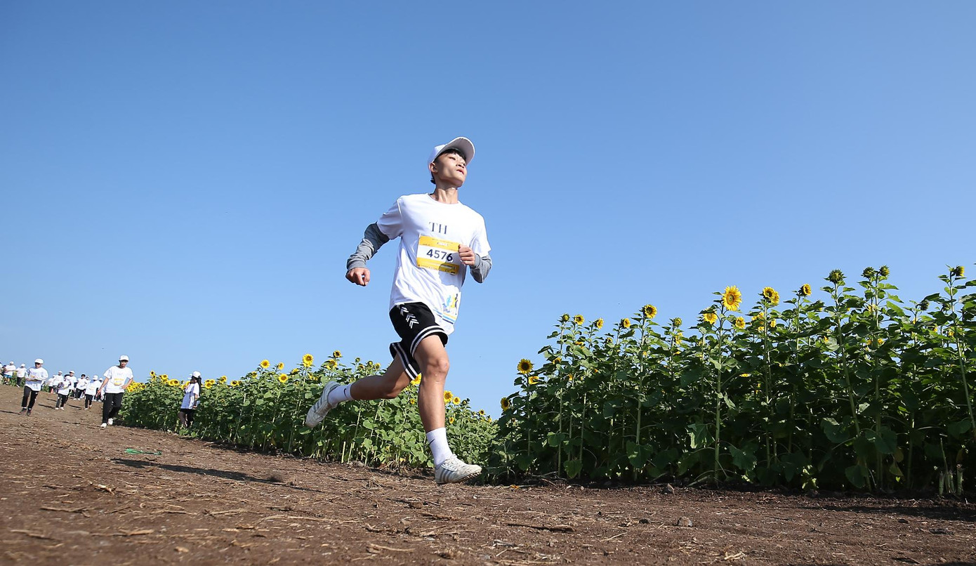 Những bước chân chinh phục mạnh mẽ và đầy bản lĩnh trên đường chạy của các bạn trẻ