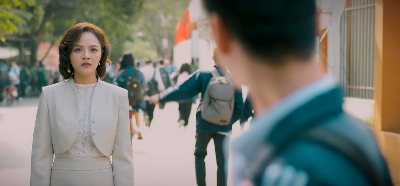 Mẹ Nguyên bất ngờ trở về tìm con sau bao năm bỏ rơi. Mẹ Nguyên bất ngờ trở về tìm con sau bao năm bỏ rơi.