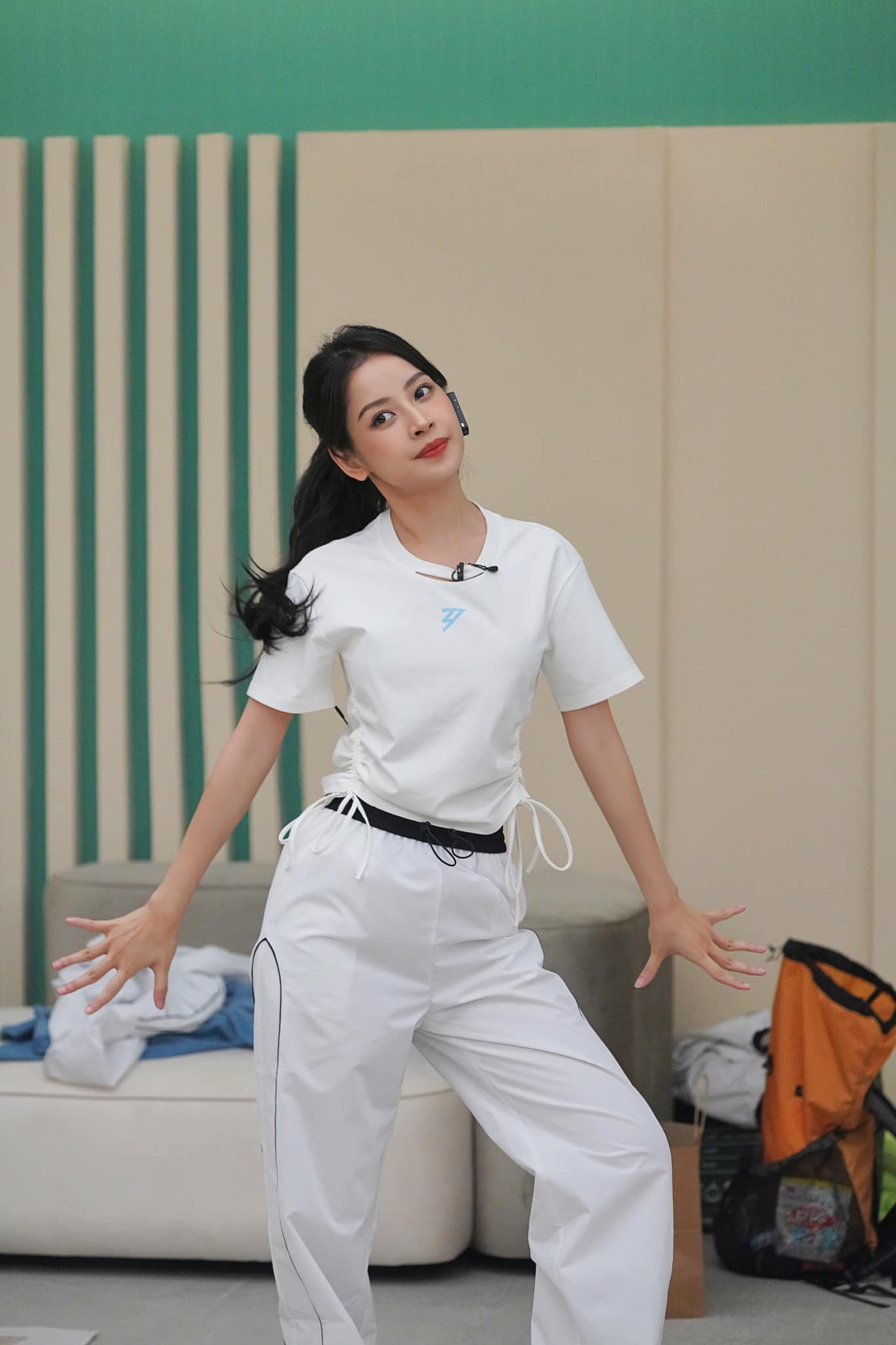 Ê-kíp của Chi Pu vất vả mới tìm được trang phục ưng ý. Ê-kíp của Chi Pu vất vả mới tìm được trang phục ưng ý.