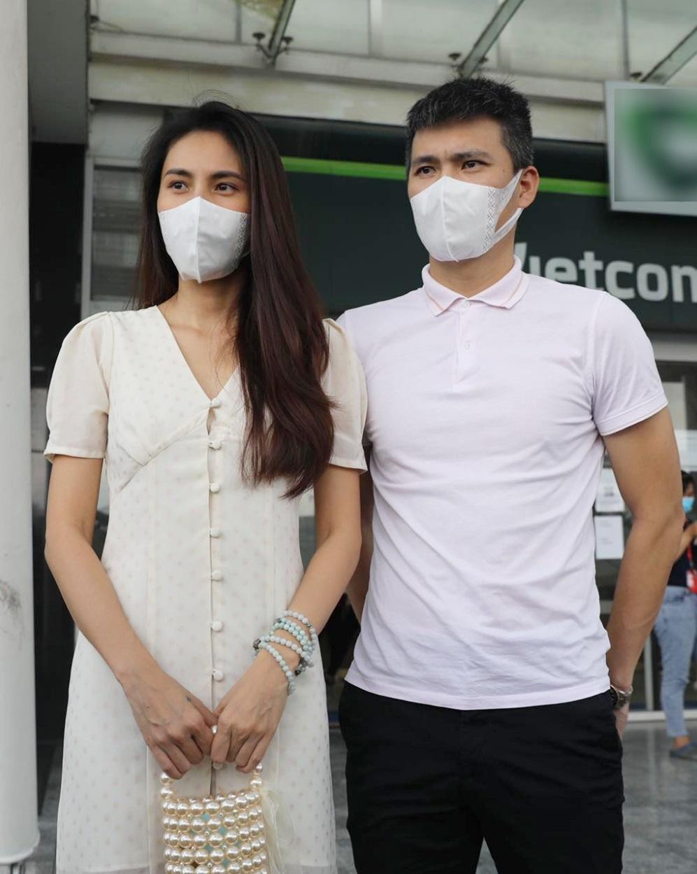 Cách đây hai tháng nữ ca sĩ vẫn mặc váy ôm.