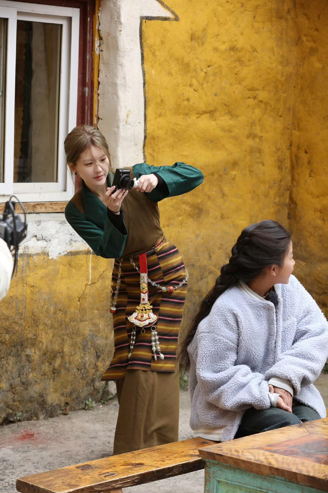 Triệu Lộ Tư rất thân thiện với người dân nơi đây.