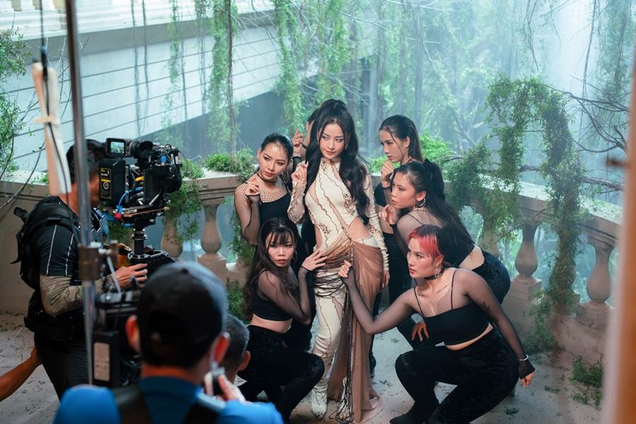 Tạo hình sang chảnh của Chi Pu Tạo hình sang chảnh của Chi Pu