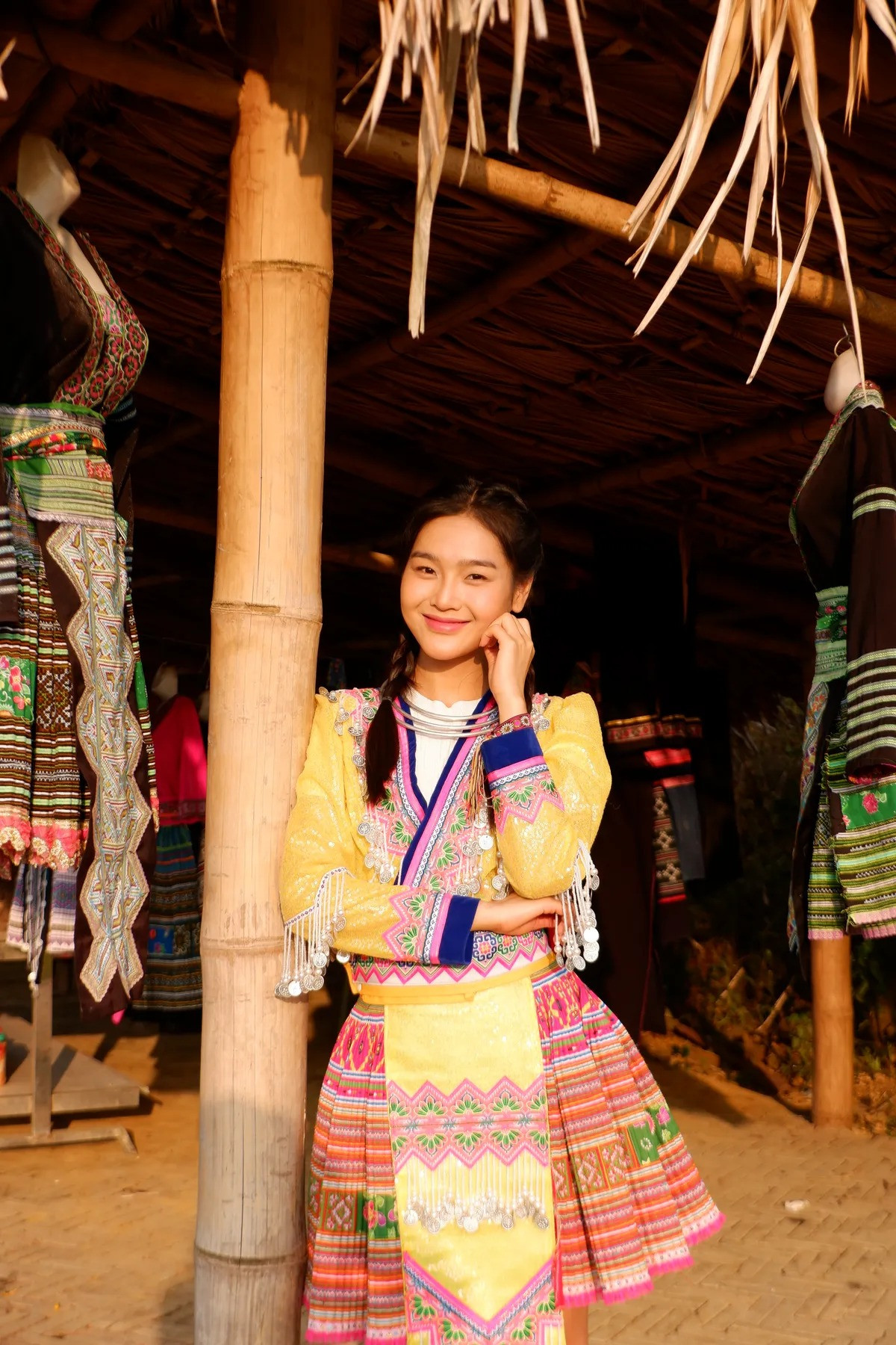 Cù Thị Trà trở thành cô gái người Mông xinh xắn. Cù Thị Trà trở thành cô gái người Mông xinh xắn.