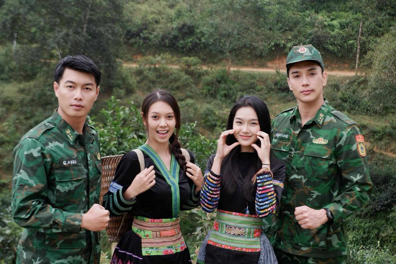 Phim có bối cảnh núi rừng Tây Bắc. Phim có bối cảnh núi rừng Tây Bắc.