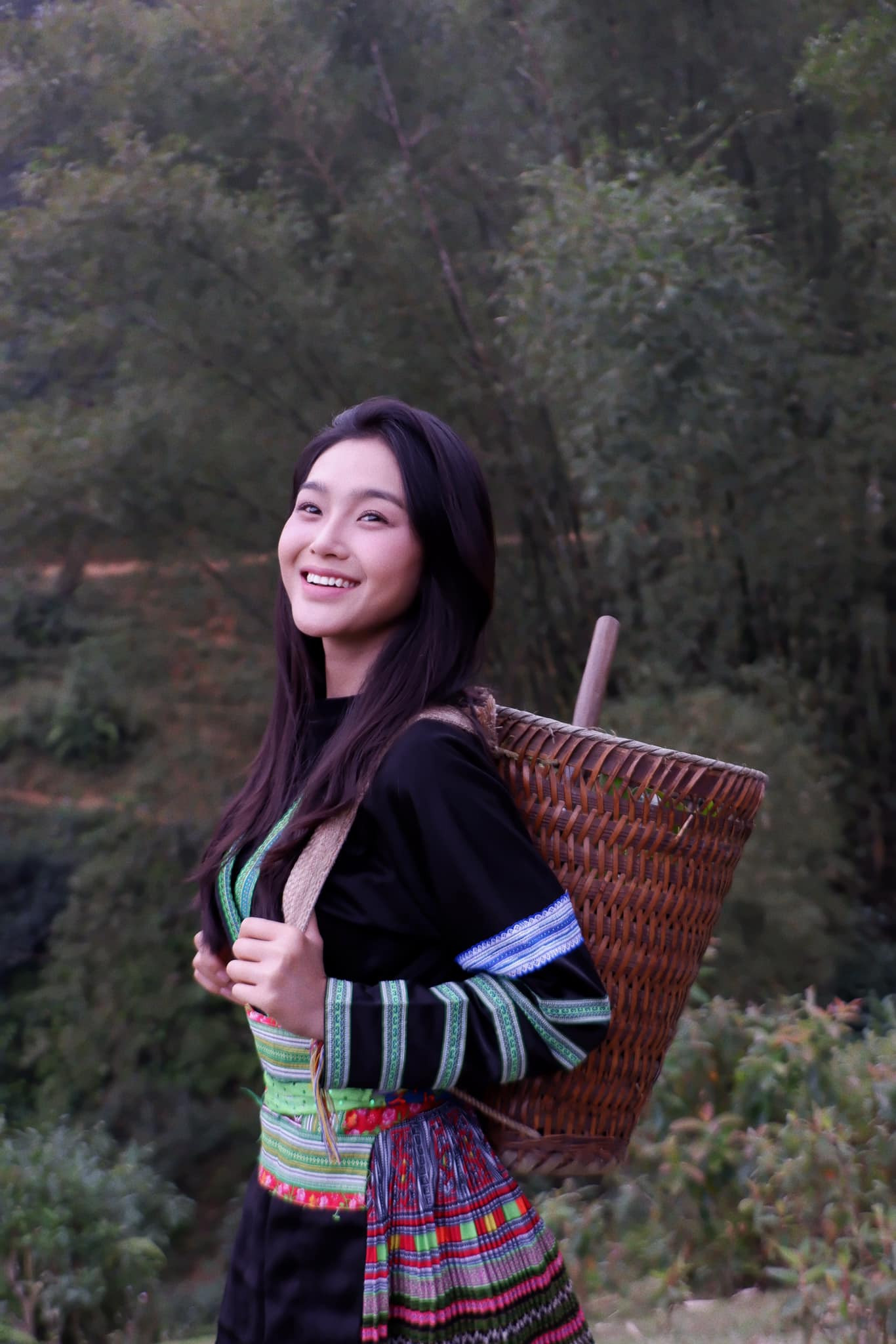 Cù Thị Trà trở thành cô gái người Mông xinh xắn. Cù Thị Trà trở thành cô gái người Mông xinh xắn.