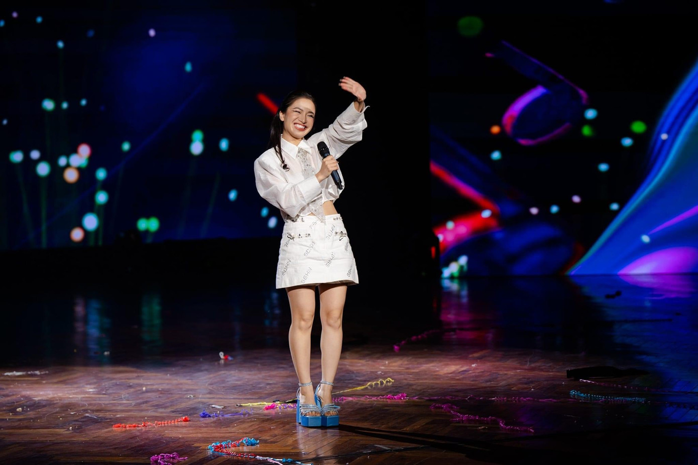 Ca sĩ Lâm Bảo Ngọc xuất hiện tại Chung kết cuộc thi Sing Out Loud mùa 3. Ca sĩ Lâm Bảo Ngọc xuất hiện tại Chung kết cuộc thi Sing Out Loud mùa 3.