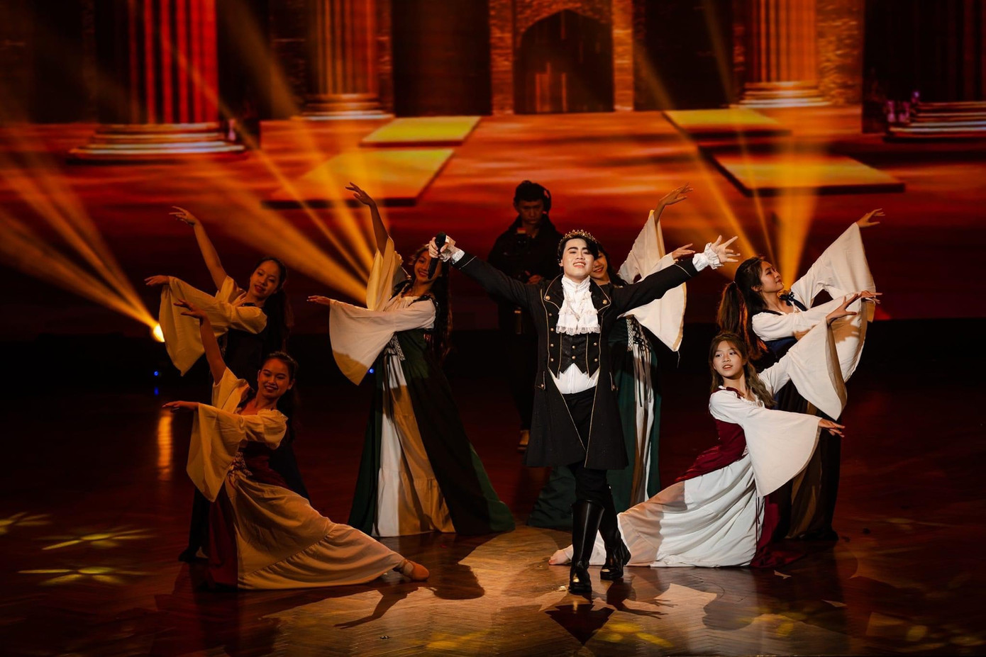 Các tiết mục được đầu tư công phu về dàn dựng sân khấu và hiệu ứng hình ảnh. Các tiết mục được đầu tư công phu về dàn dựng sân khấu và hiệu ứng hình ảnh.