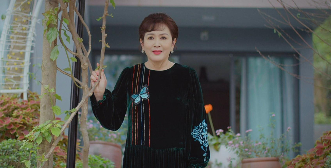 Cô còn chủ động đến thăm bà Nhung