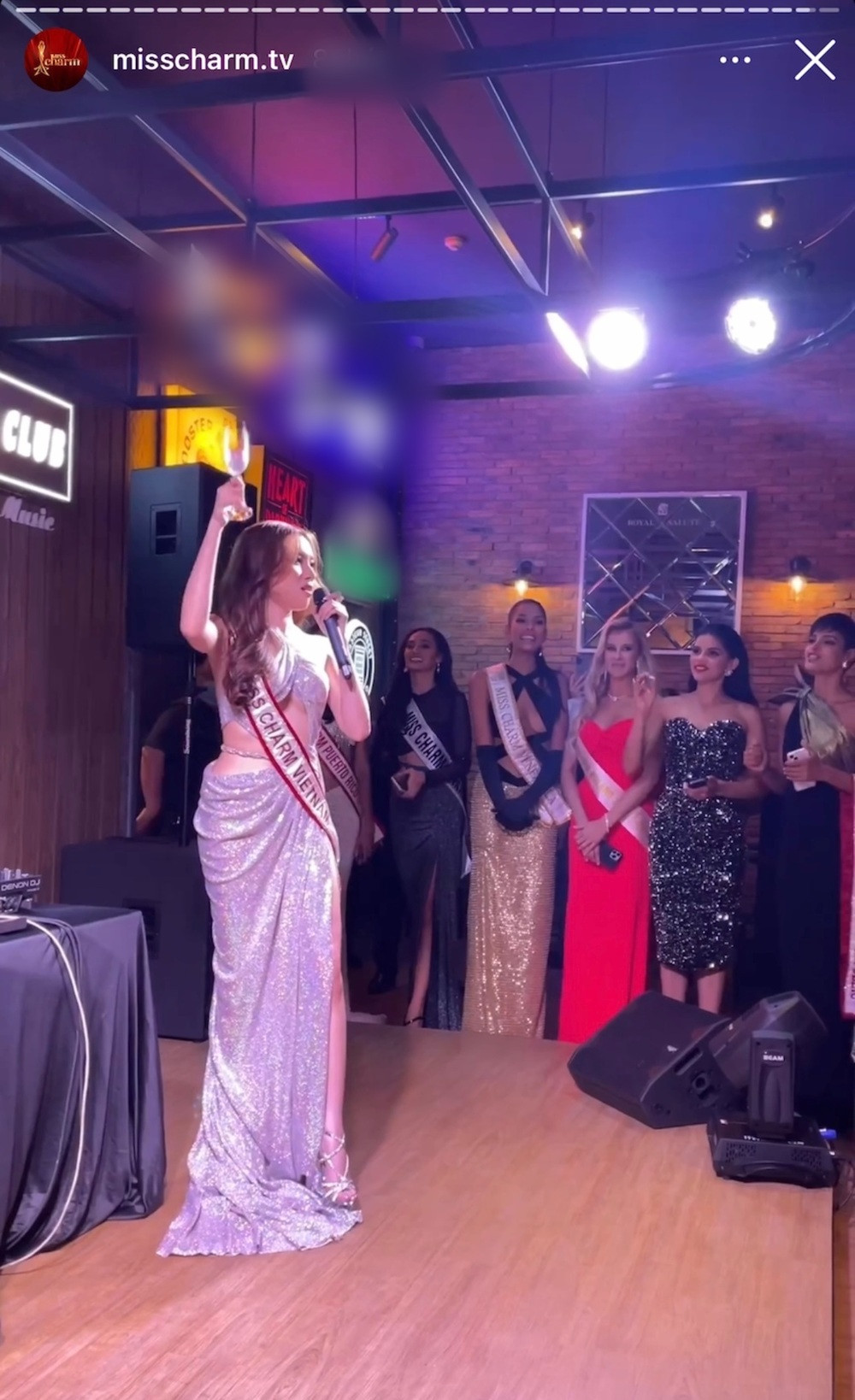 Là thí sinh nhưng cô xung phong làm MC khiến netizen cho rằng thể hiện hơi quá đà.