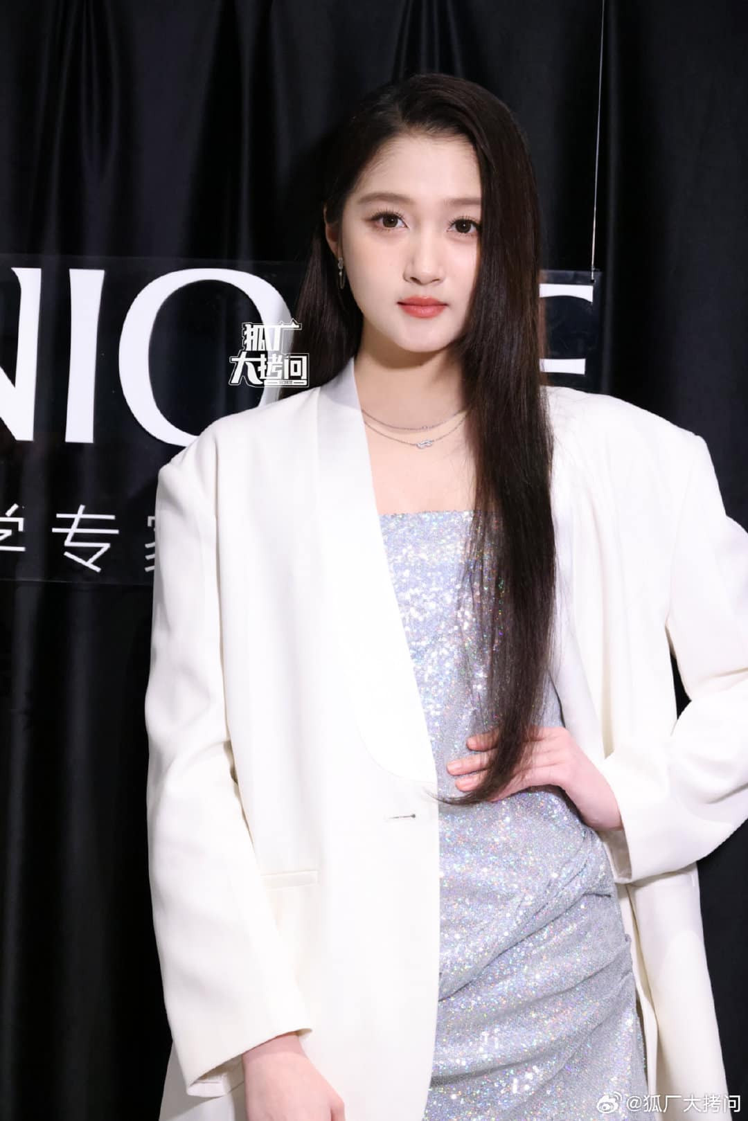 Quan Hiểu Đồng khá buồn bã khi tham gia sự kiện mới.