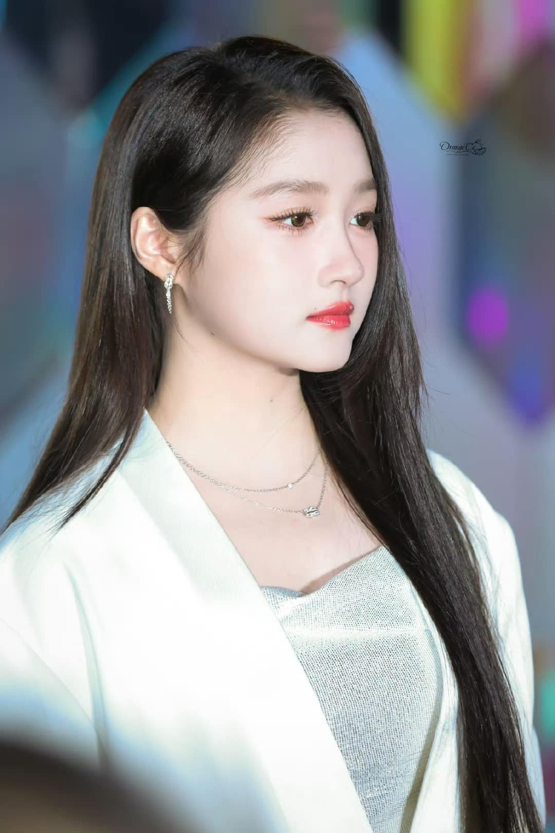 Quan Hiểu Đồng khá buồn bã khi tham gia sự kiện mới.