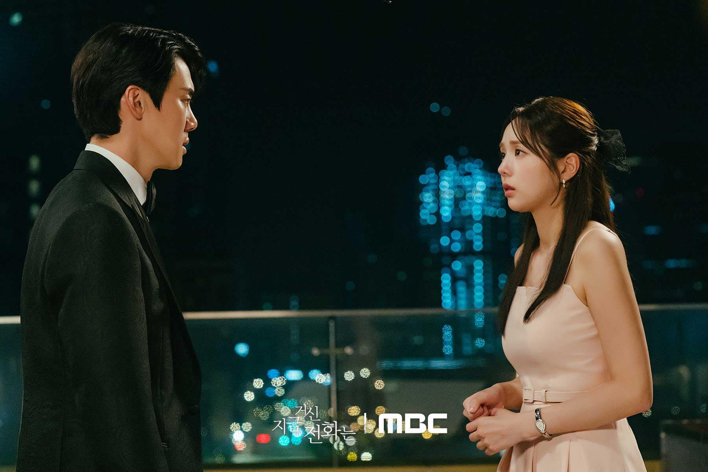 Trên phim, vợ chồng Baek - Hong dường như rất xa cách nhau. Trên phim, vợ chồng Baek - Hong dường như rất xa cách nhau.