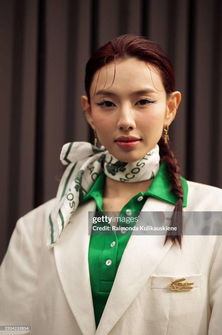 Trong một số hình ảnh cận cảnh được ghi lại bởi Getty Images, Thùy Tiên để lộ vẻ ngoài có phần kém sắc, căng thẳng.