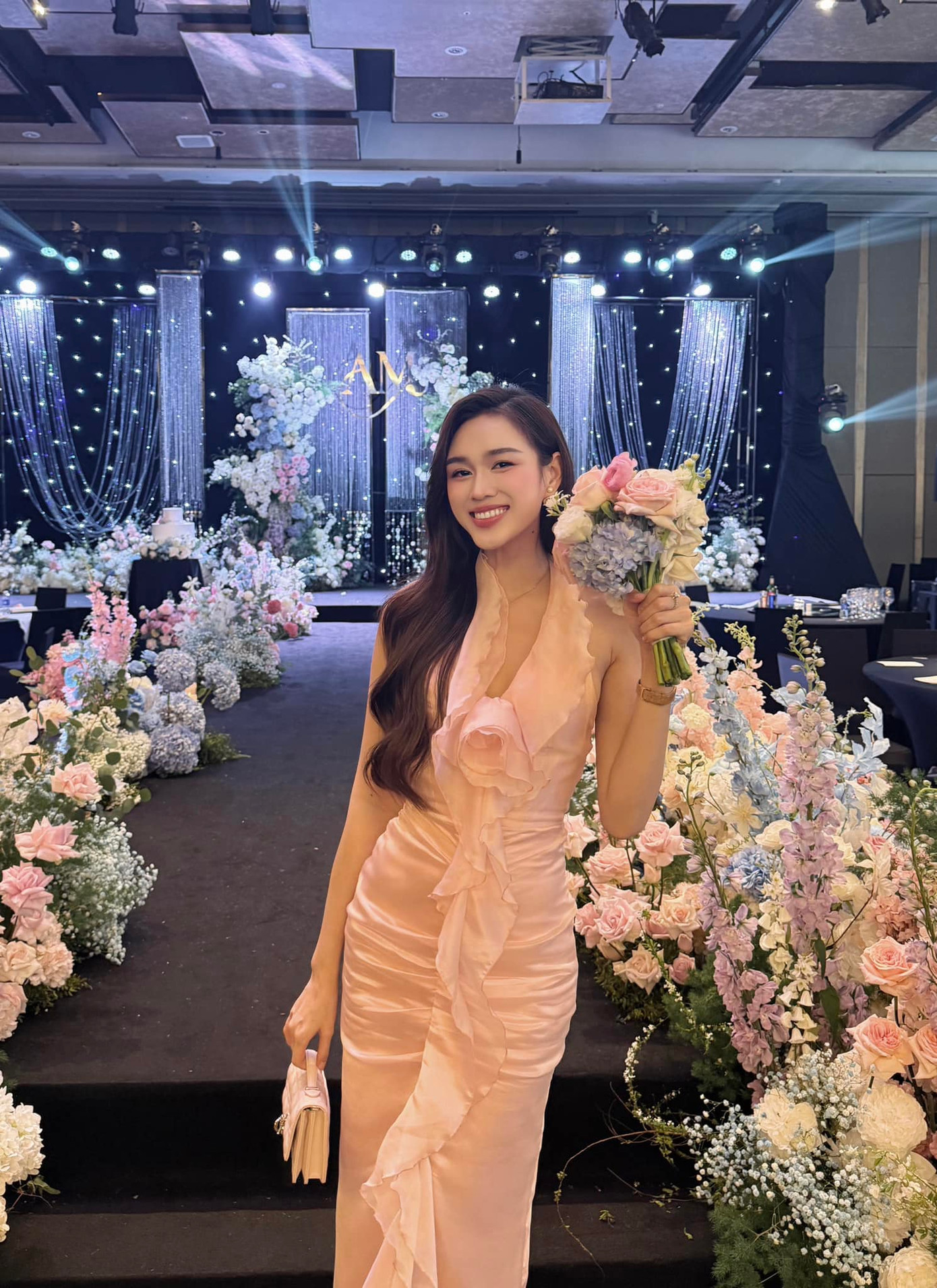 Phải chăng Hoa hậu Đỗ Thị Hà bắt được hoa cưới?