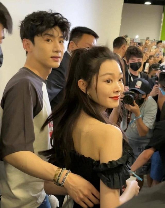 Lâu nay Bạch Kính Đình vẫn vướng tin đồn hẹn hò Tống Dật.