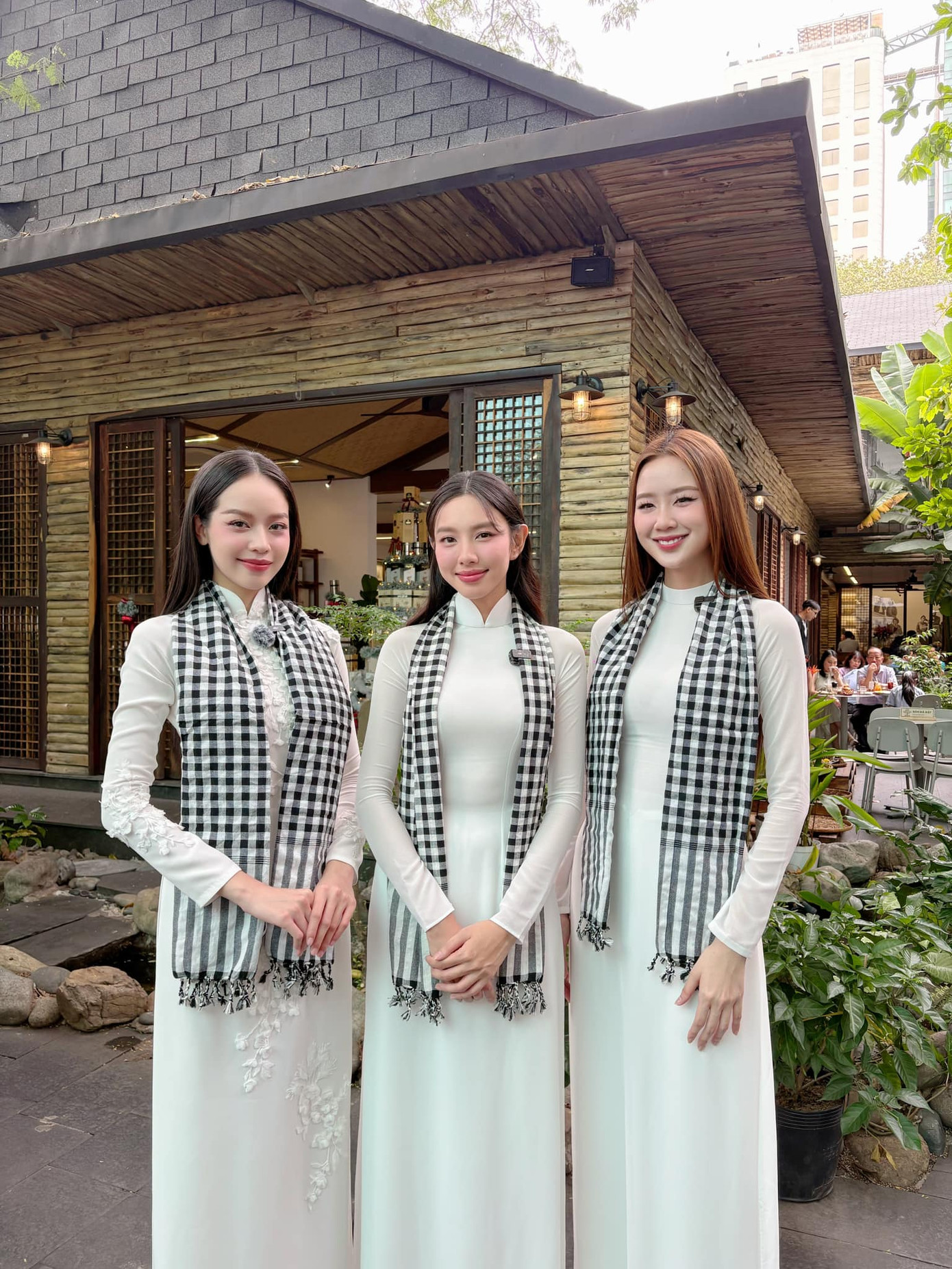 Ba nàng hậu đình đám cùng khoe sắc với áo dài trắng. Ba nàng hậu đình đám cùng khoe sắc với áo dài trắng.