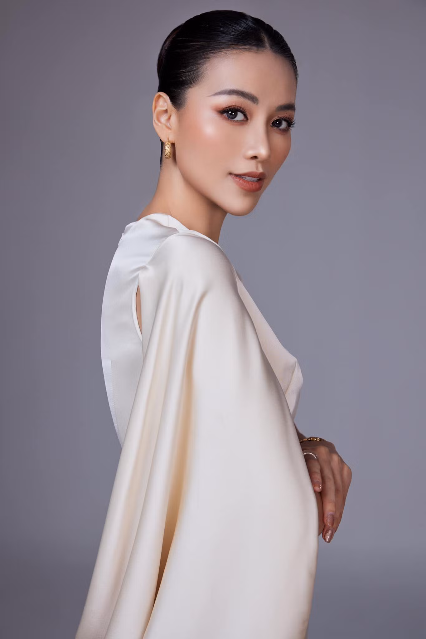 Ít tham gia showbiz nhưng Hoa hậu Phương Khánh vẫn giữ được nhan sắc rạng ngời.