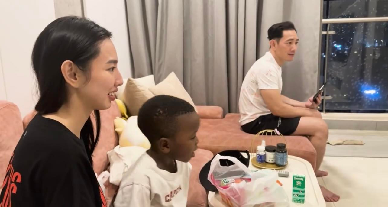 Cậu nhóc rất ngoan ngoãn khi tới nhà nàng hậu. Cậu nhóc rất ngoan ngoãn khi tới nhà nàng hậu.