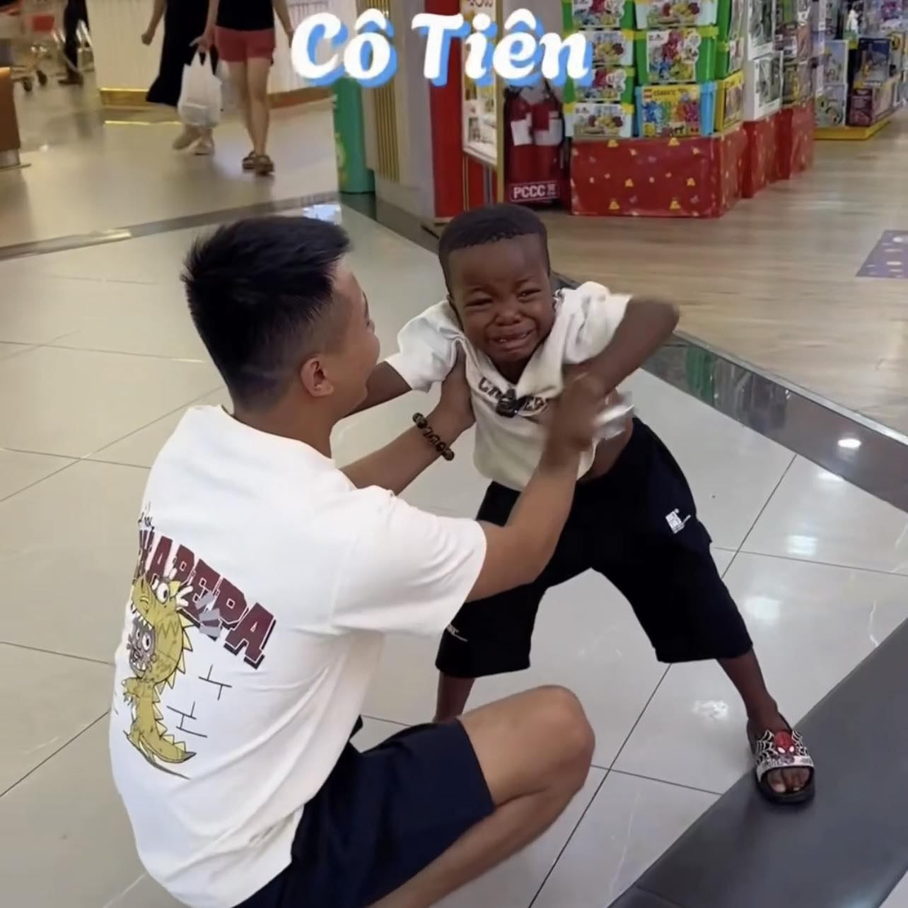 Lôi Con khóc òa, nhất quyết bám chặt tay vì không muốn xa cô Tiên. Lôi Con khóc òa, nhất quyết bám chặt tay vì không muốn xa cô Tiên.