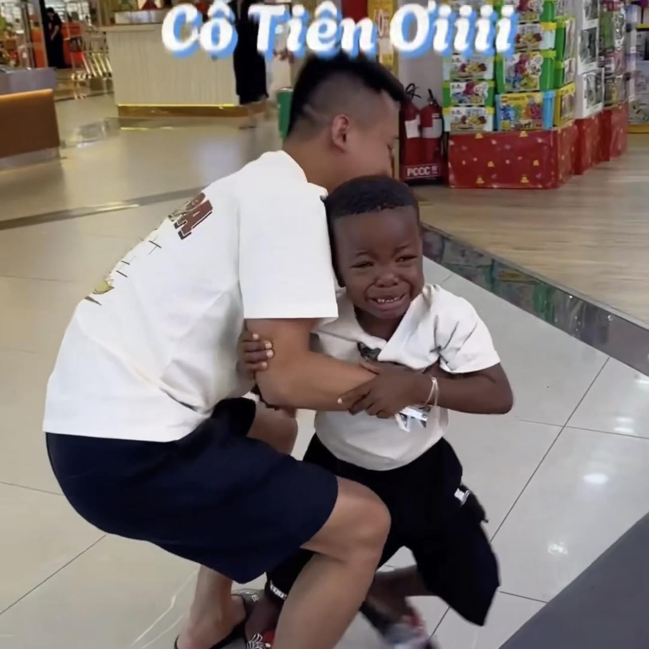 Lôi Con khóc òa, nhất quyết bám chặt tay vì không muốn xa cô Tiên. Lôi Con khóc òa, nhất quyết bám chặt tay vì không muốn xa cô Tiên.