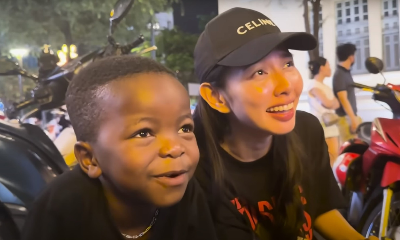 Thùy Tiên được khen hành xử tinh tế khéo léo với trẻ nhỏ. Thùy Tiên được khen hành xử tinh tế khéo léo với trẻ nhỏ.