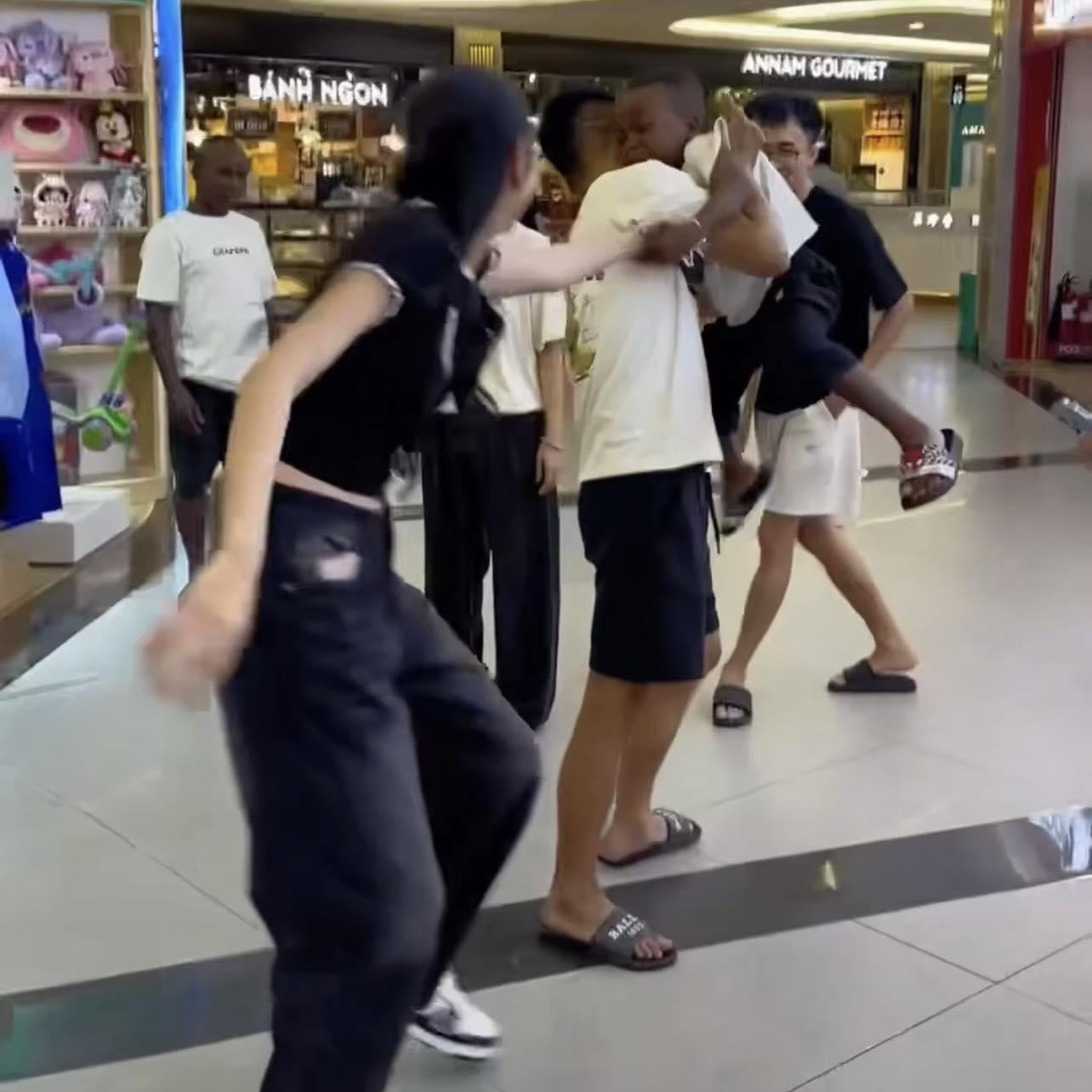 Lôi Con khóc òa, nhất quyết bám chặt tay vì không muốn xa cô Tiên. Lôi Con khóc òa, nhất quyết bám chặt tay vì không muốn xa cô Tiên.