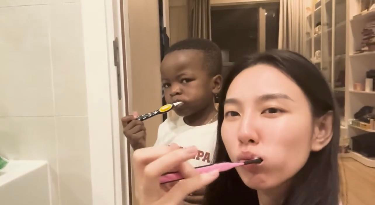 Cậu nhóc rất ngoan ngoãn khi tới nhà nàng hậu. Cậu nhóc rất ngoan ngoãn khi tới nhà nàng hậu.