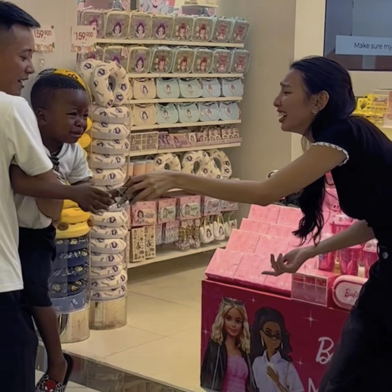 Lôi Con khóc òa, nhất quyết bám chặt tay vì không muốn xa cô Tiên. Lôi Con khóc òa, nhất quyết bám chặt tay vì không muốn xa cô Tiên.