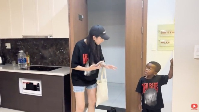 Cậu nhóc rất ngoan ngoãn khi tới nhà nàng hậu. Cậu nhóc rất ngoan ngoãn khi tới nhà nàng hậu.