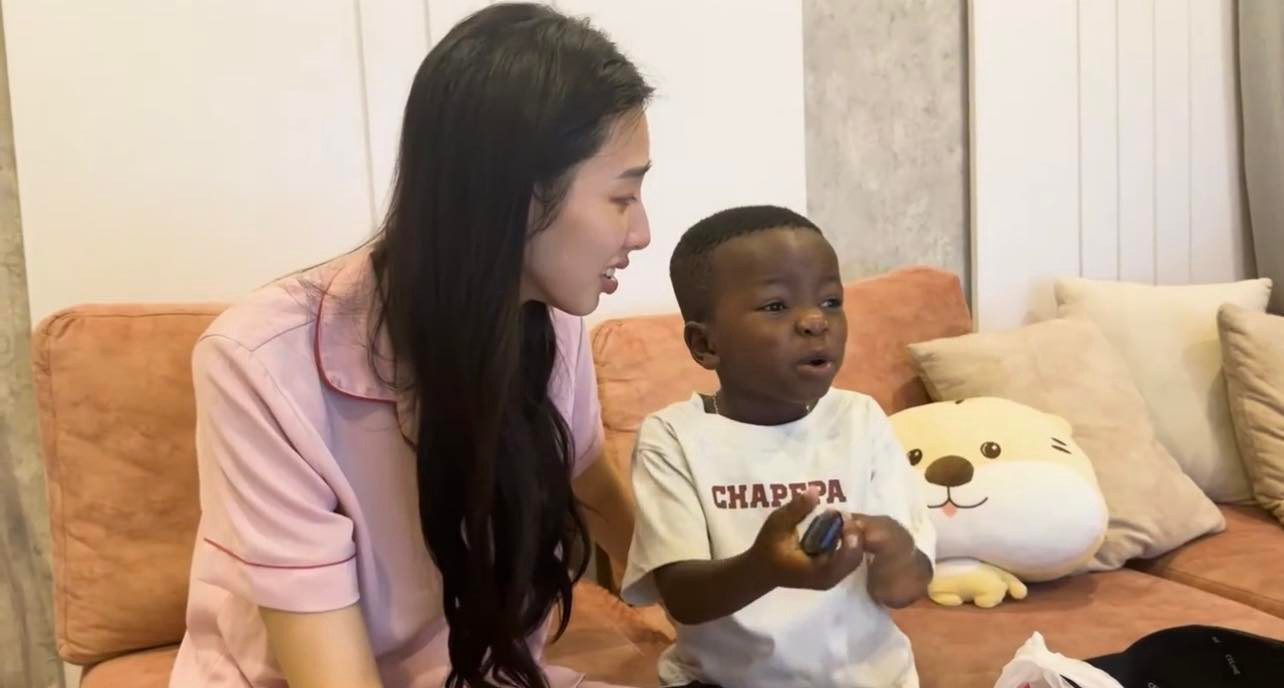 Cậu nhóc rất ngoan ngoãn khi tới nhà nàng hậu. Cậu nhóc rất ngoan ngoãn khi tới nhà nàng hậu.