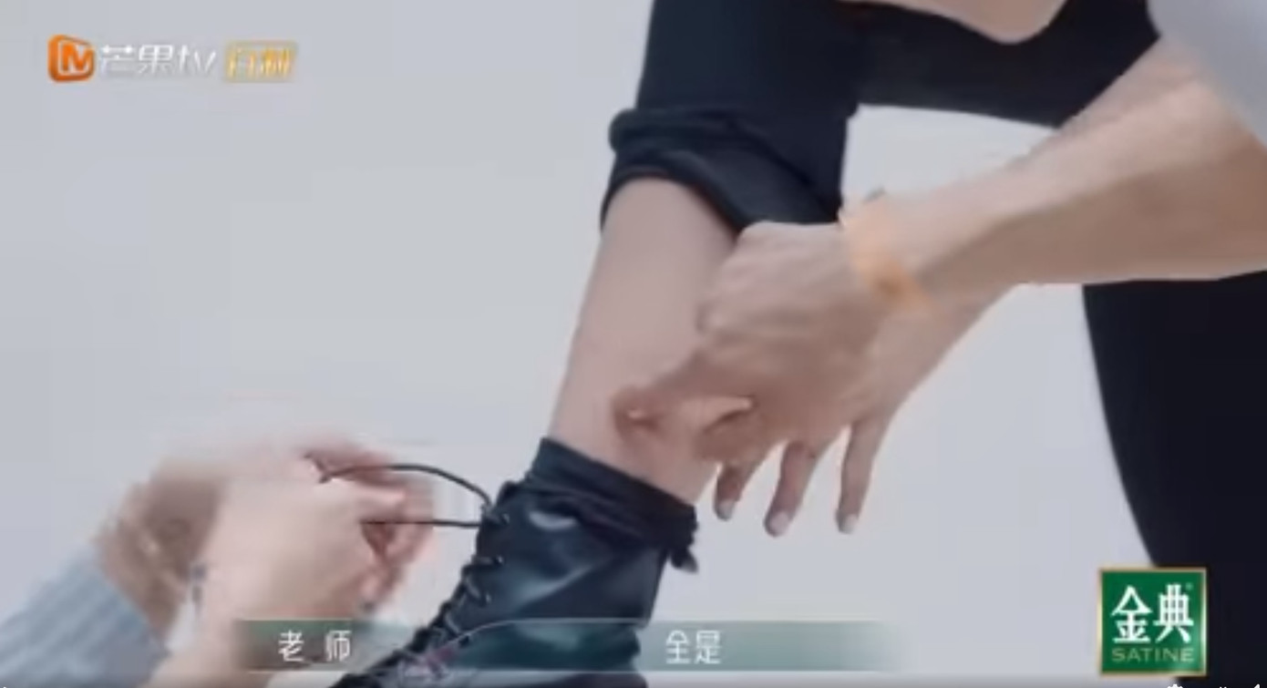 Chi Pu không tránh được xây xát bầm tím khi tập múa cột. Chi Pu không tránh được xây xát bầm tím khi tập múa cột.