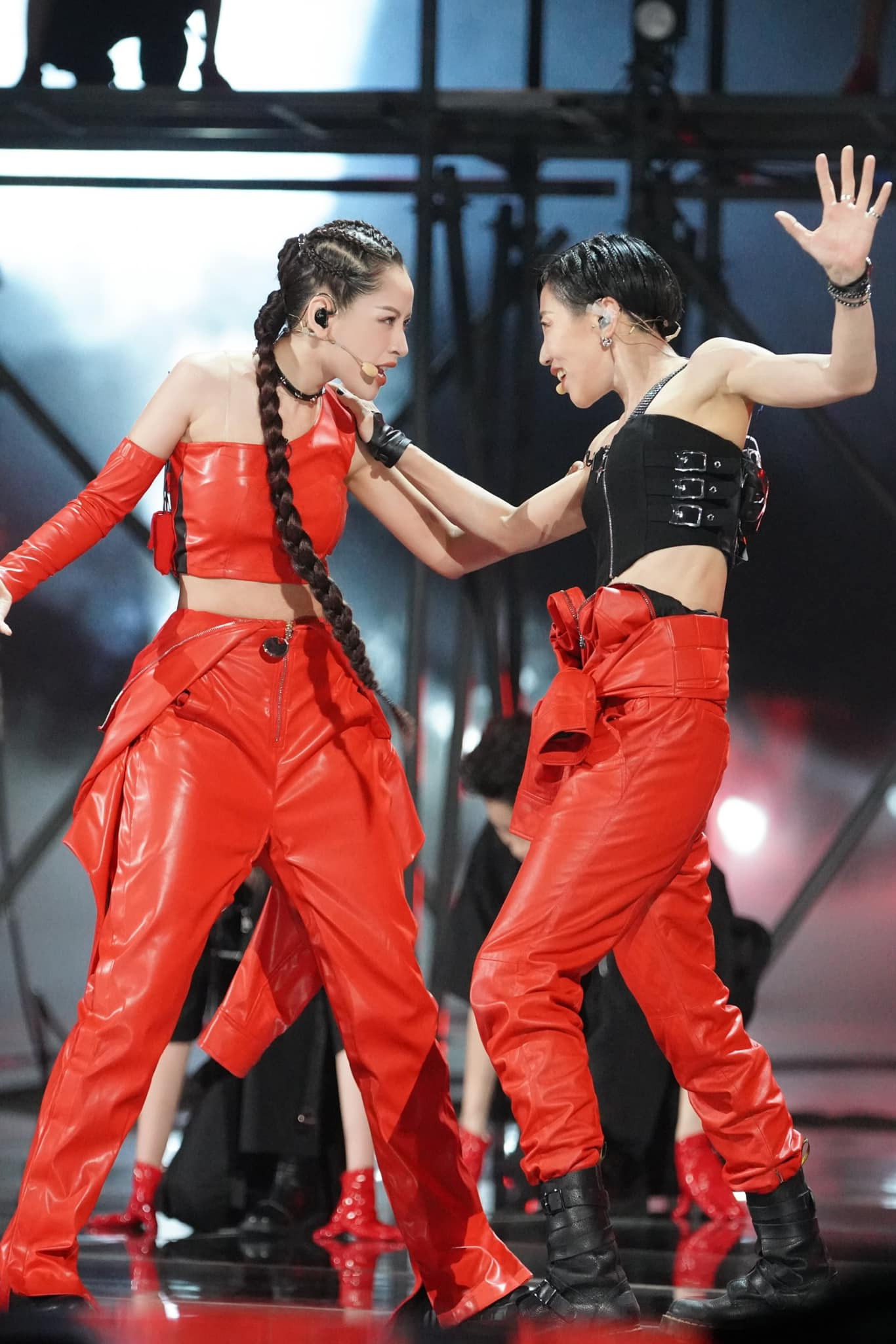 Trang phục của Chi Pu được may theo bộ gốc của Tạ Hân. Trang phục của Chi Pu được may theo bộ gốc của Tạ Hân.