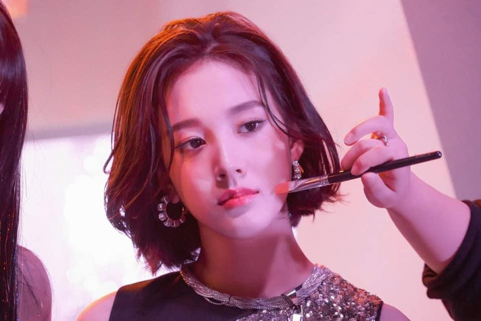 J được khen có gương mặt và khí chất diễn viên. J được khen có gương mặt và khí chất diễn viên.