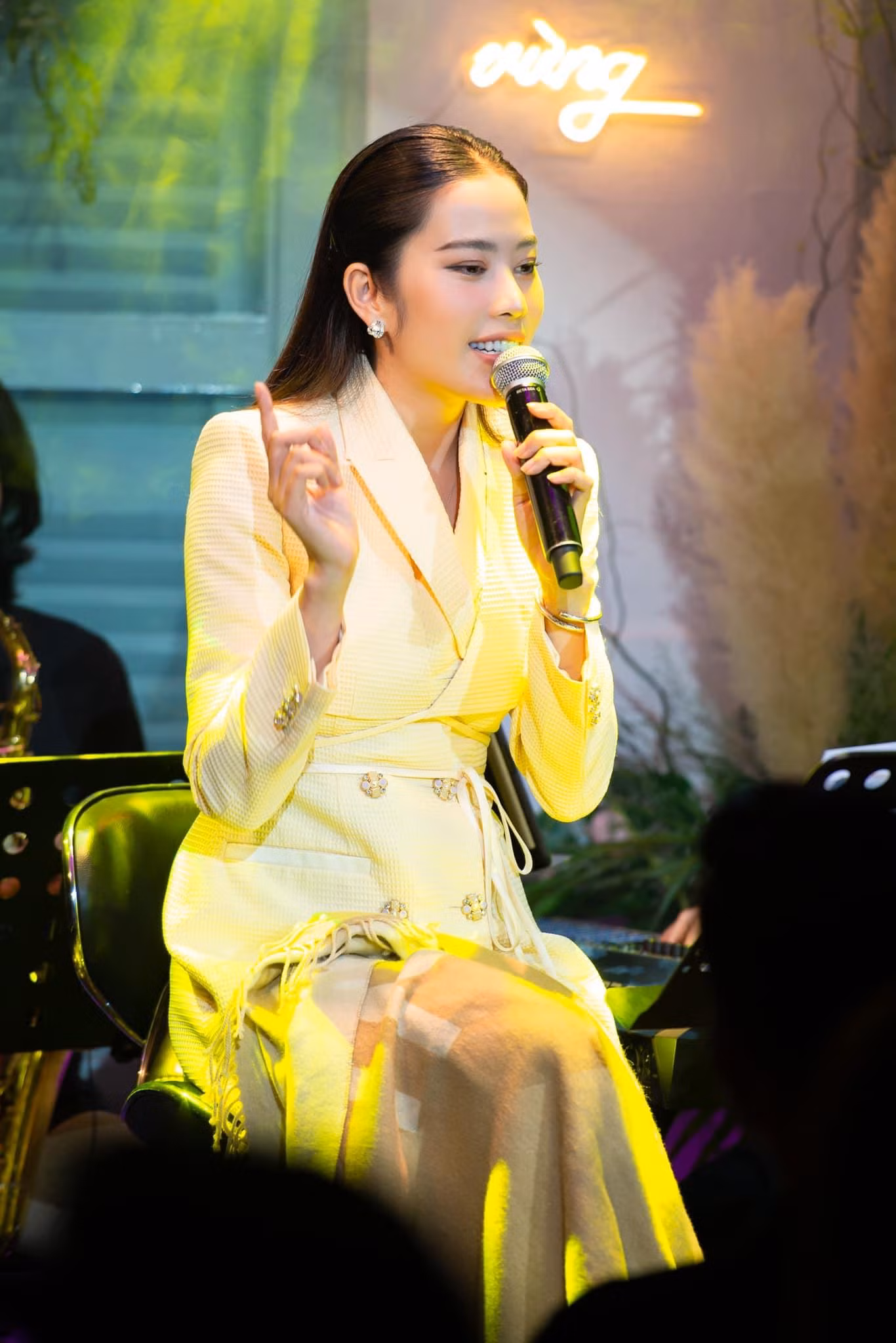 Mới đây, cô có hát một ca khúc chưa xin bản quyền Mới đây, cô có hát một ca khúc chưa xin bản quyền