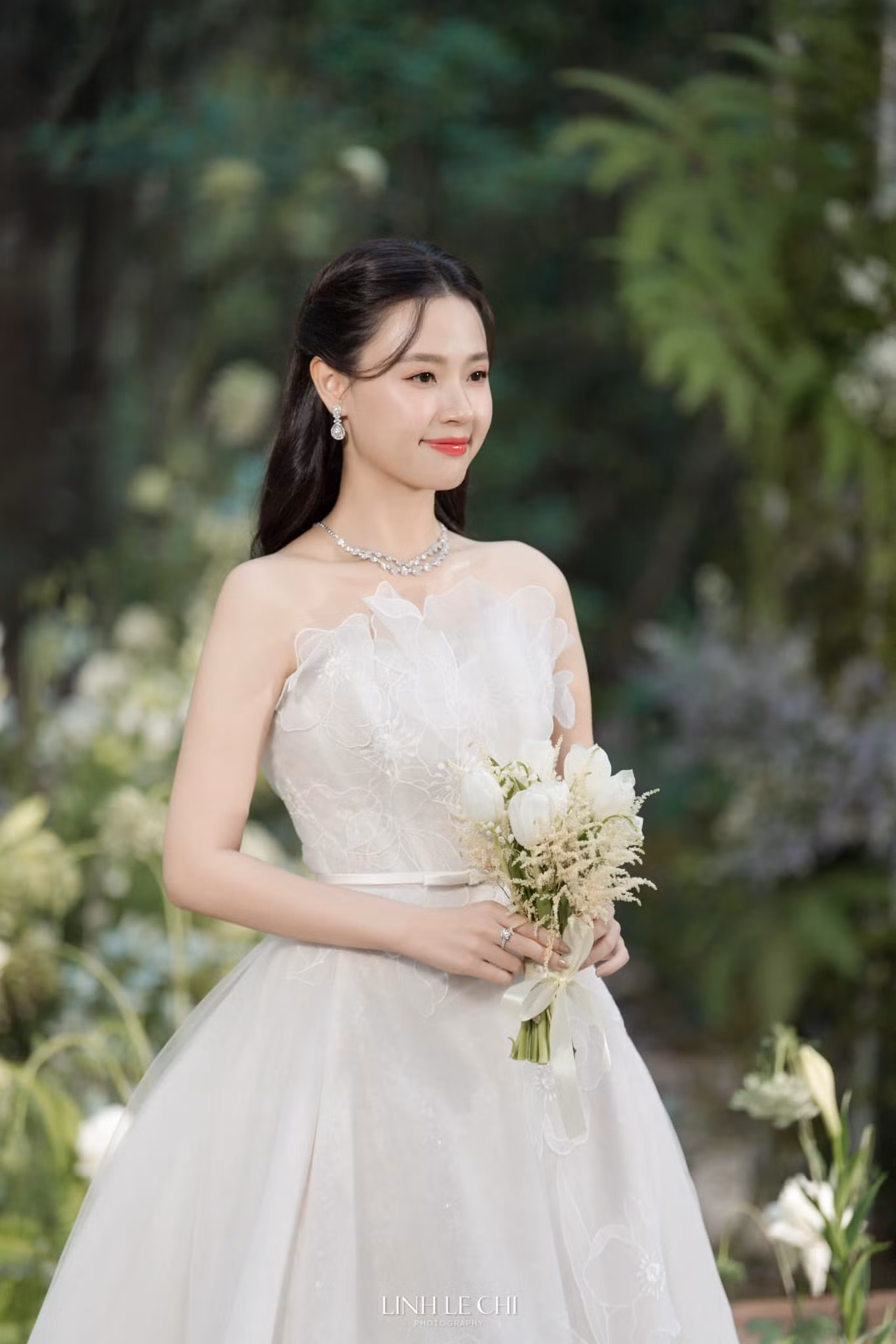 Midu phải gửi đơn tố cáo một kênh TikTok vì đăng thông tin thất thiệt về cô. Midu phải gửi đơn tố cáo một kênh TikTok vì đăng thông tin thất thiệt về cô.
