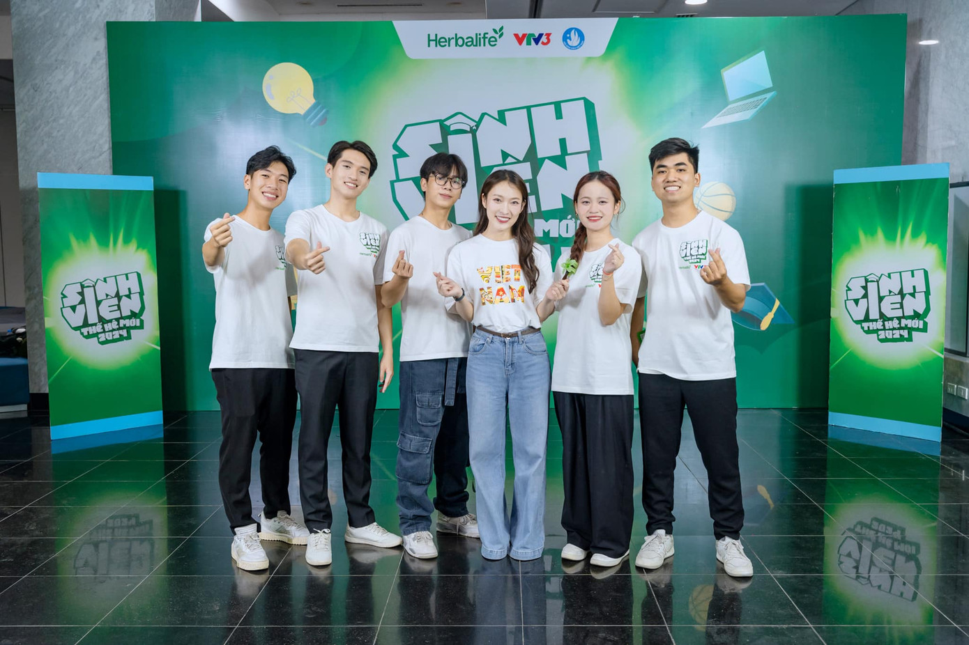 Khánh Vy chúc mừng đội Đại Học Y Hà Nội. Khánh Vy chúc mừng đội Đại Học Y Hà Nội.