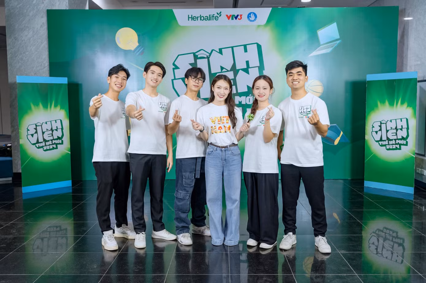 Khánh Vy chúc mừng đội Đại Học Y Hà Nội.