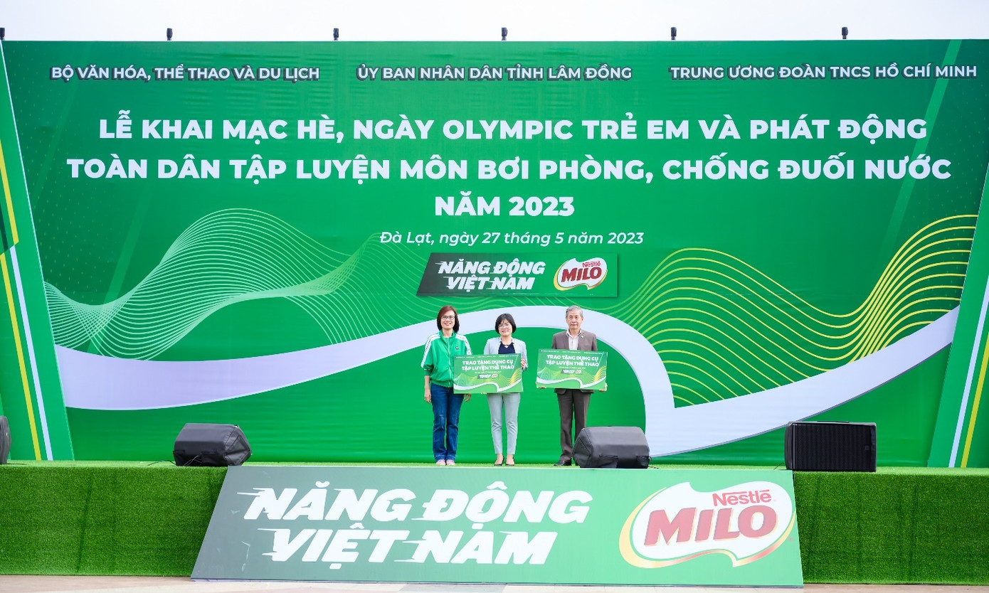 Bà Trần Thị Chính, đại diện Nestlé MILO trao quà cho các đơn vị, trường học