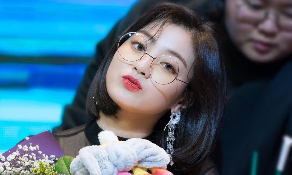 Jihyo bị khô mắt sau khi mổ cận