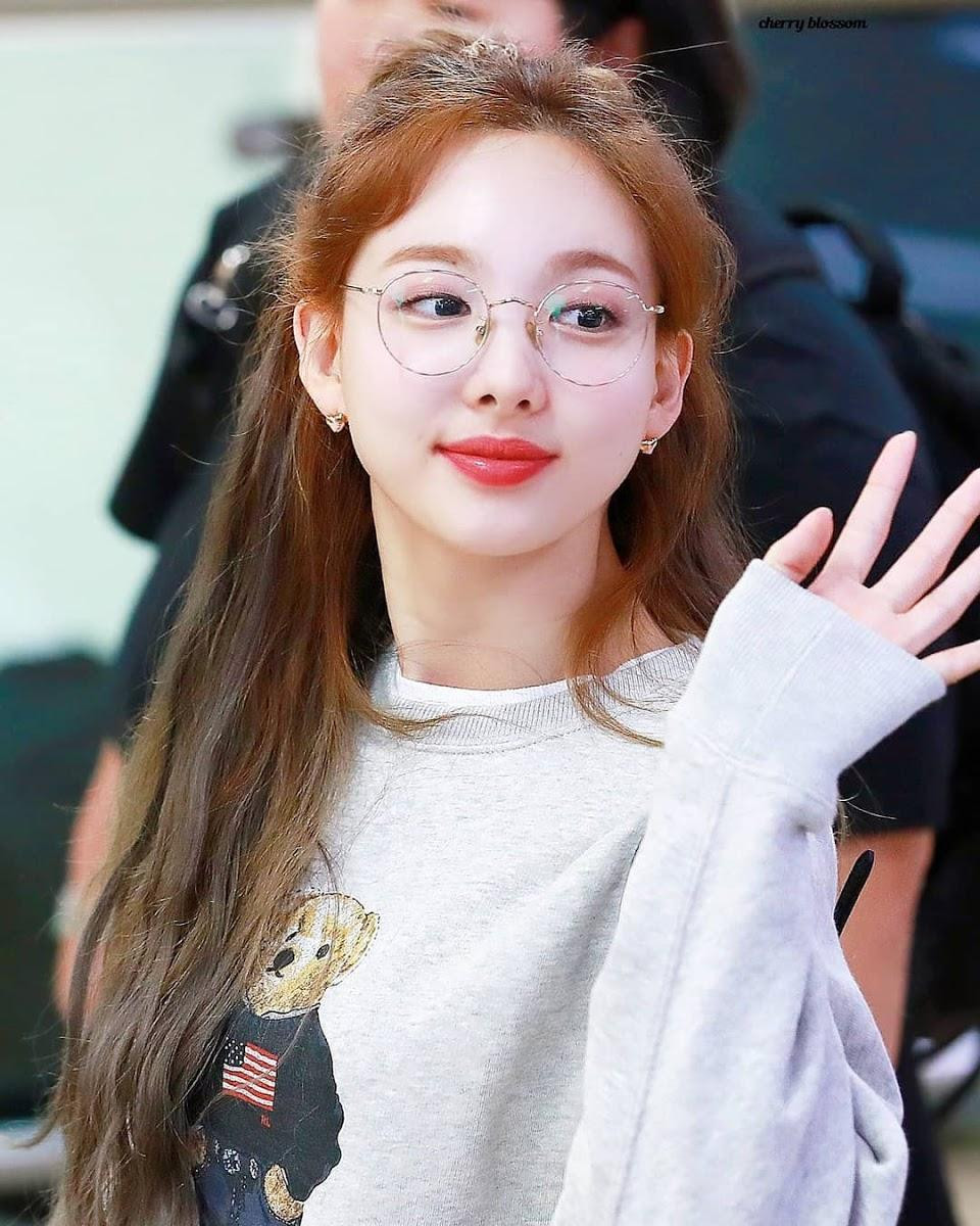 Nayeon đang cân nhắc việc mổ lasik