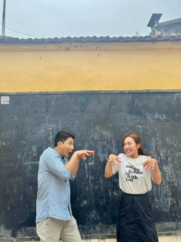 Loạt ảnh hậu trường ngọt ngào của cả hai. Loạt ảnh hậu trường ngọt ngào của cả hai.