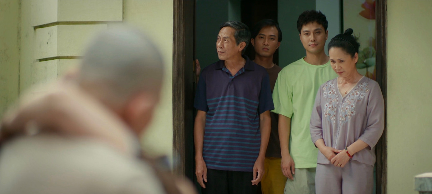 Cả nhà cố nén buồn bã khi nhìn Công cạo trọc trước lúc phẫu thuật. Cả nhà cố nén buồn bã khi nhìn Công cạo trọc trước lúc phẫu thuật.